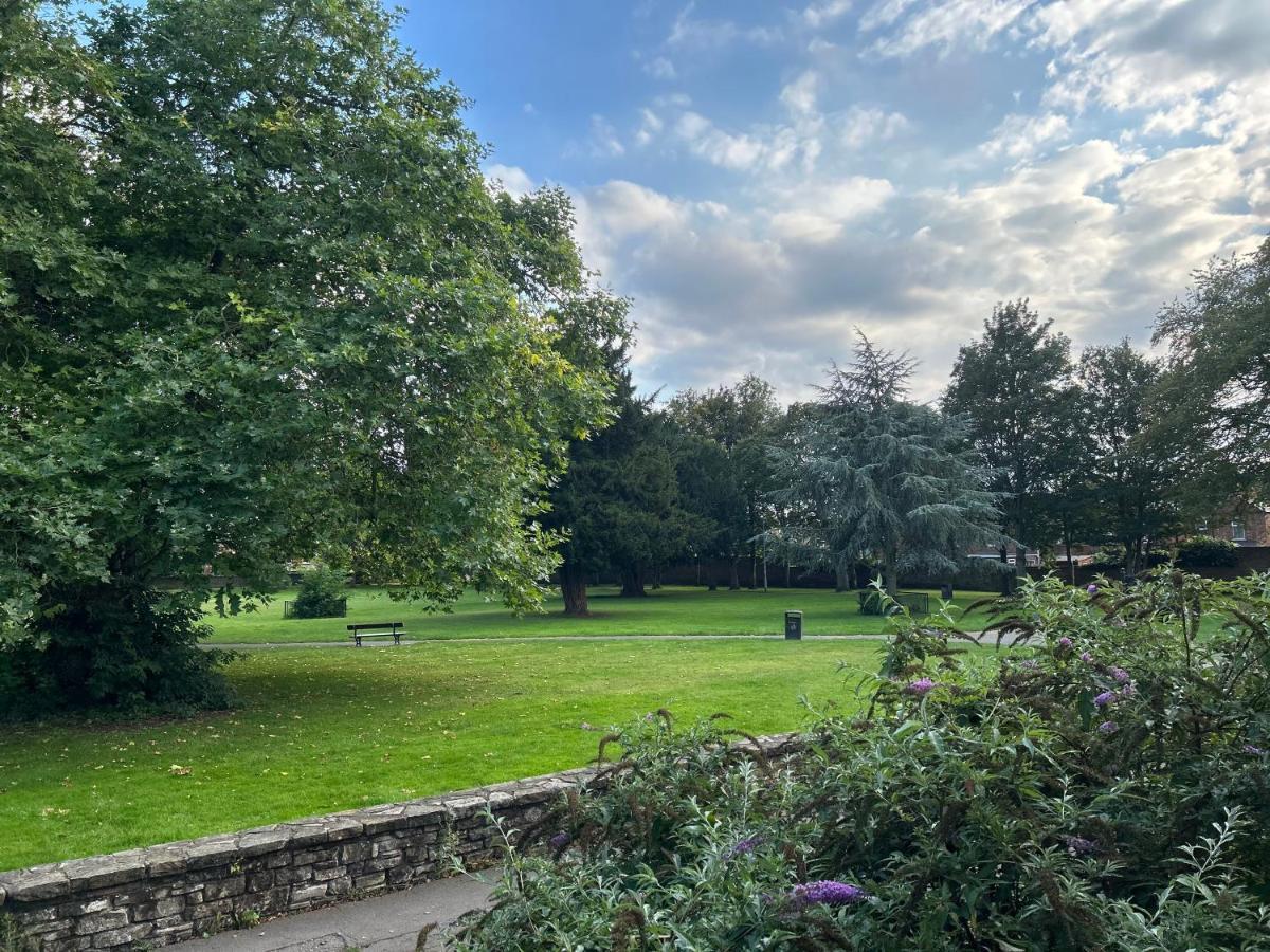 Park View Is A Beautiful Whole Entire House Close To Town Centre, Sleeps 8 In 4 Rooms, 2 Doubles And 4 Single Beds With 2 Shower Rooms, Available For Holidays, Insurance Stays, Trades People, Contractors, Pets Welcome ويزبيتش المظهر الخارجي الصورة