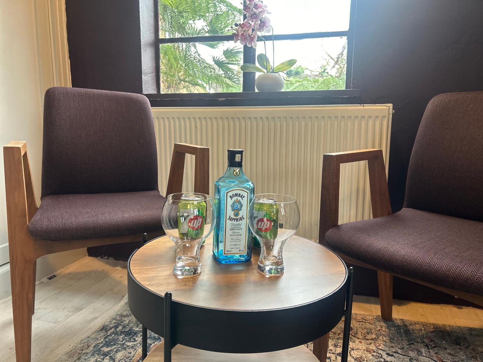 Park View Is A Beautiful Whole Entire House Close To Town Centre, Sleeps 8 In 4 Rooms, 2 Doubles And 4 Single Beds With 2 Shower Rooms, Available For Holidays, Insurance Stays, Trades People, Contractors, Pets Welcome ويزبيتش المظهر الخارجي الصورة