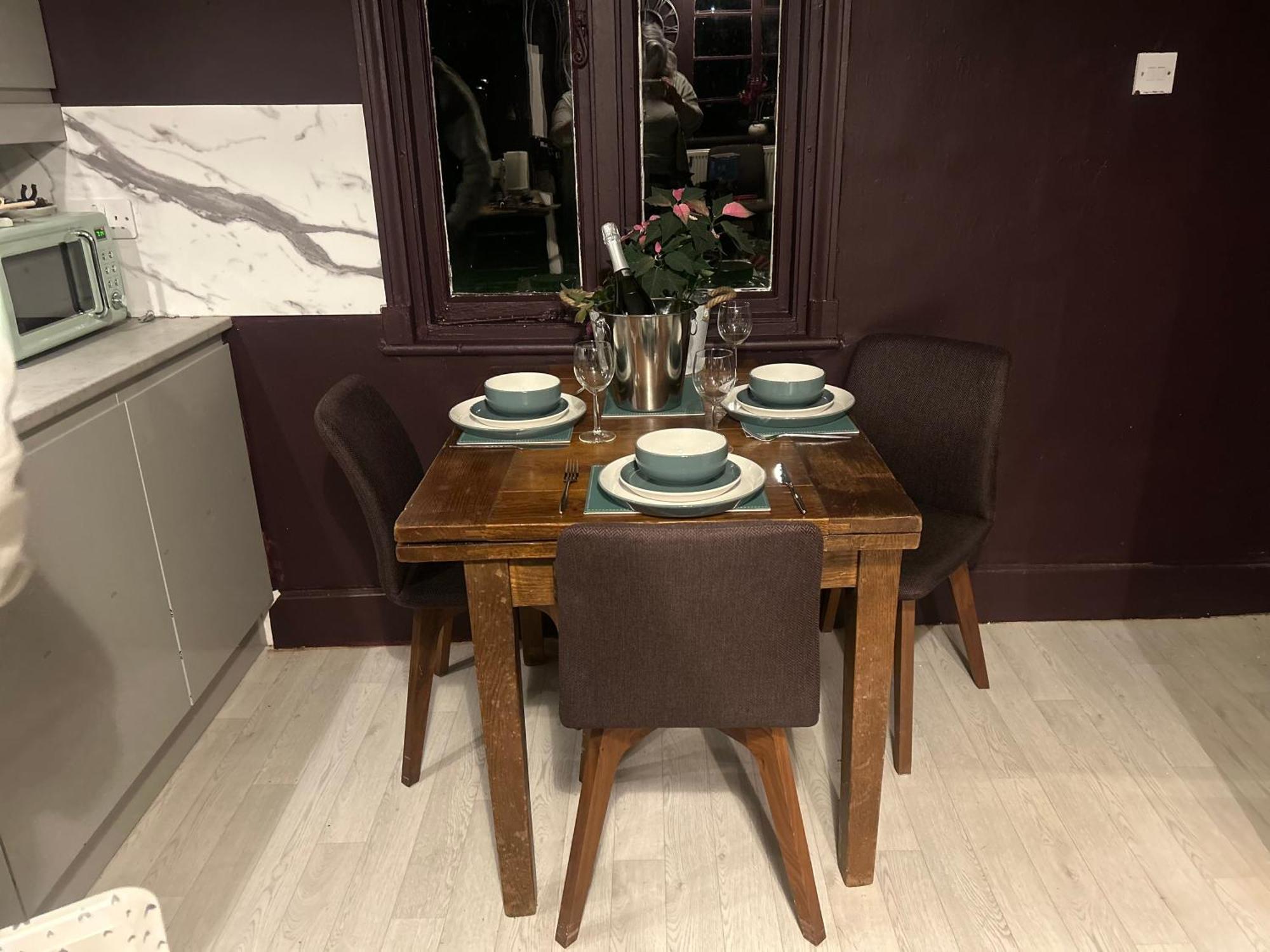 Park View Is A Beautiful Whole Entire House Close To Town Centre, Sleeps 8 In 4 Rooms, 2 Doubles And 4 Single Beds With 2 Shower Rooms, Available For Holidays, Insurance Stays, Trades People, Contractors, Pets Welcome ويزبيتش المظهر الخارجي الصورة