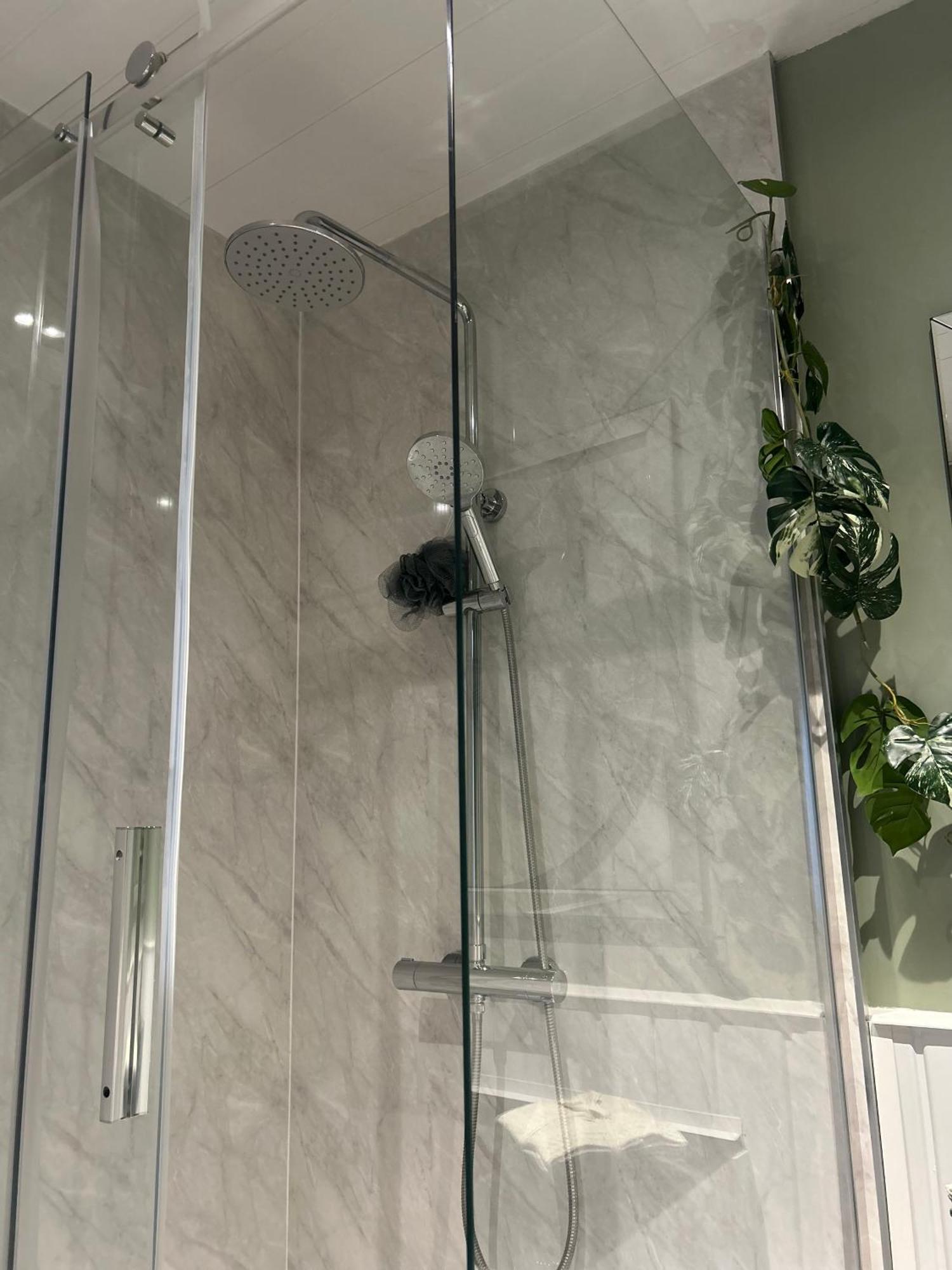 Park View Is A Beautiful Whole Entire House Close To Town Centre, Sleeps 8 In 4 Rooms, 2 Doubles And 4 Single Beds With 2 Shower Rooms, Available For Holidays, Insurance Stays, Trades People, Contractors, Pets Welcome ويزبيتش المظهر الخارجي الصورة
