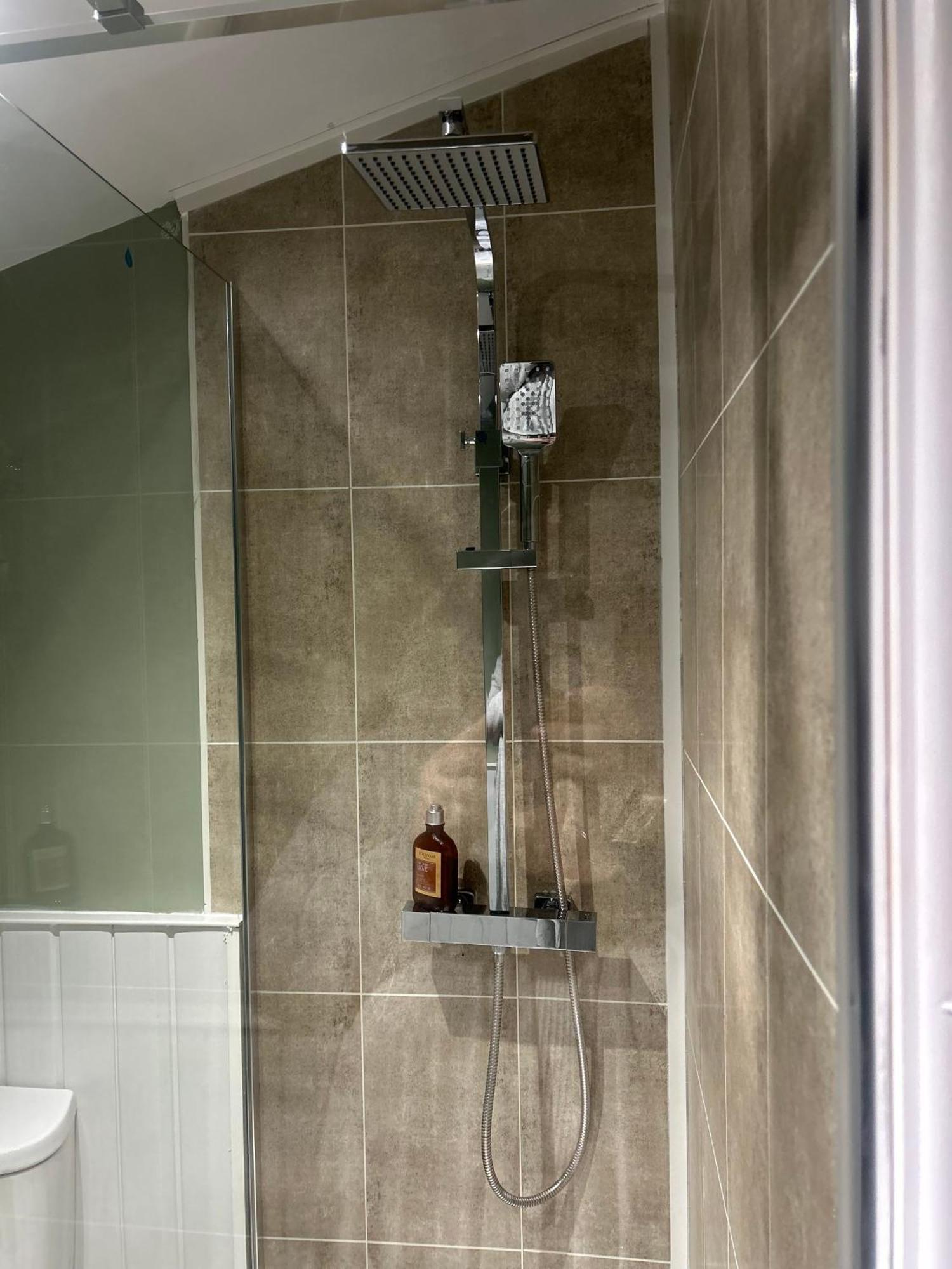 Park View Is A Beautiful Whole Entire House Close To Town Centre, Sleeps 8 In 4 Rooms, 2 Doubles And 4 Single Beds With 2 Shower Rooms, Available For Holidays, Insurance Stays, Trades People, Contractors, Pets Welcome ويزبيتش المظهر الخارجي الصورة