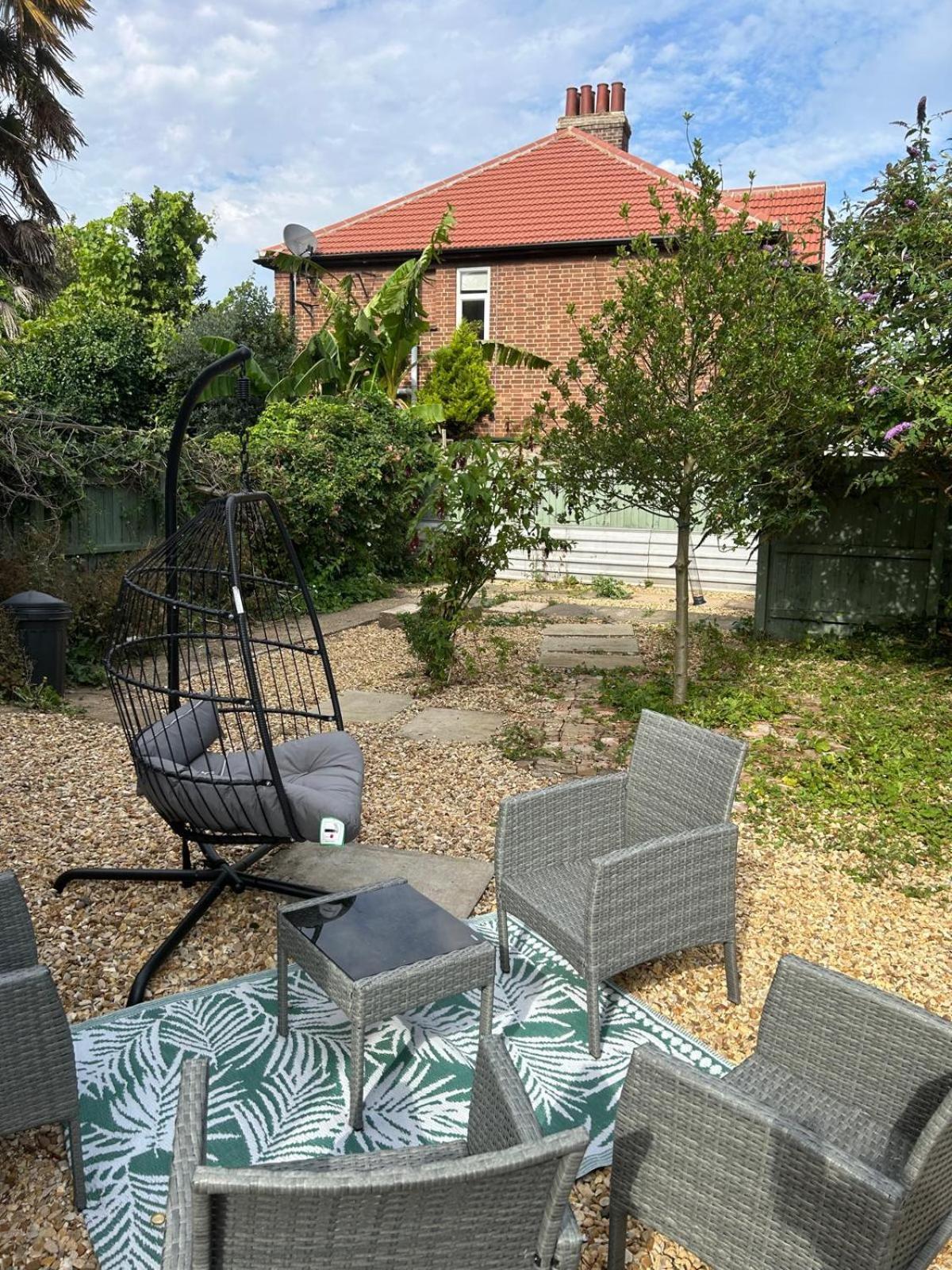 Park View Is A Beautiful Whole Entire House Close To Town Centre, Sleeps 8 In 4 Rooms, 2 Doubles And 4 Single Beds With 2 Shower Rooms, Available For Holidays, Insurance Stays, Trades People, Contractors, Pets Welcome ويزبيتش المظهر الخارجي الصورة
